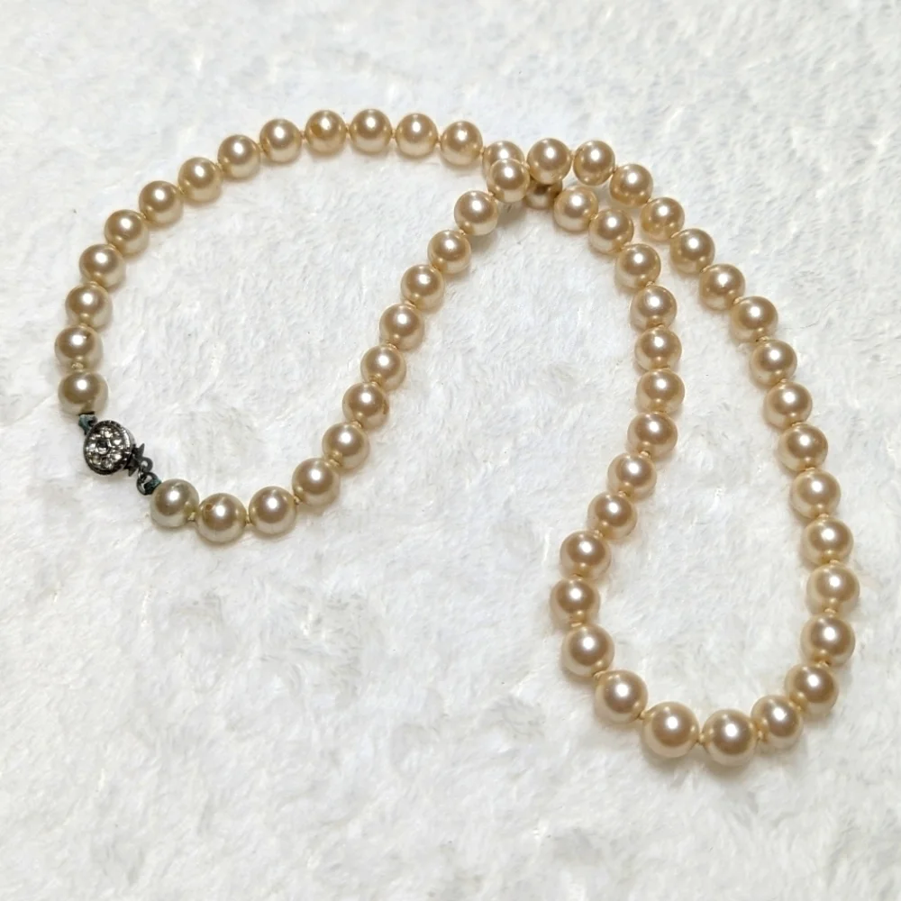 Elegant Vintage Creamy FauxPearl Necklace With Rhinestone Clasp - Picture 4 of 7